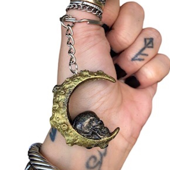 🖤Handmade Moon & skull resin key chain - Picture 5 of 10